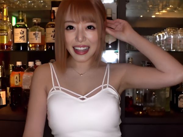 【スポーツバー店員の裏バイト】『お客さん、こんなことしちゃダメ…』可愛い店員さんが裏メニューでフェラサービス！ジュルジュル音立ててチ○ポ舐めた後は、騎乗位で激しく腰振り絶頂！♡