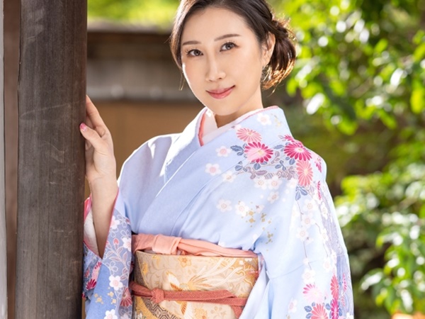 【着物美魔女の濃厚ご奉仕タイム】色気たっぷり美魔女が舌技でメロメロ♡ベロチューから始まるチンポ責めで男を骨抜きにする極上プレイ！！