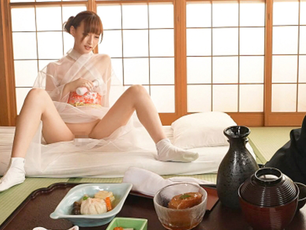 【若女将の秘め事】『お客様、そんなに眺めないで…』清楚な女将が、夜な夜な客室で見せるオナニー姿がエロすぎる！欲求不満なカラダを弄び、客の硬いアレでご奉仕セックス♥